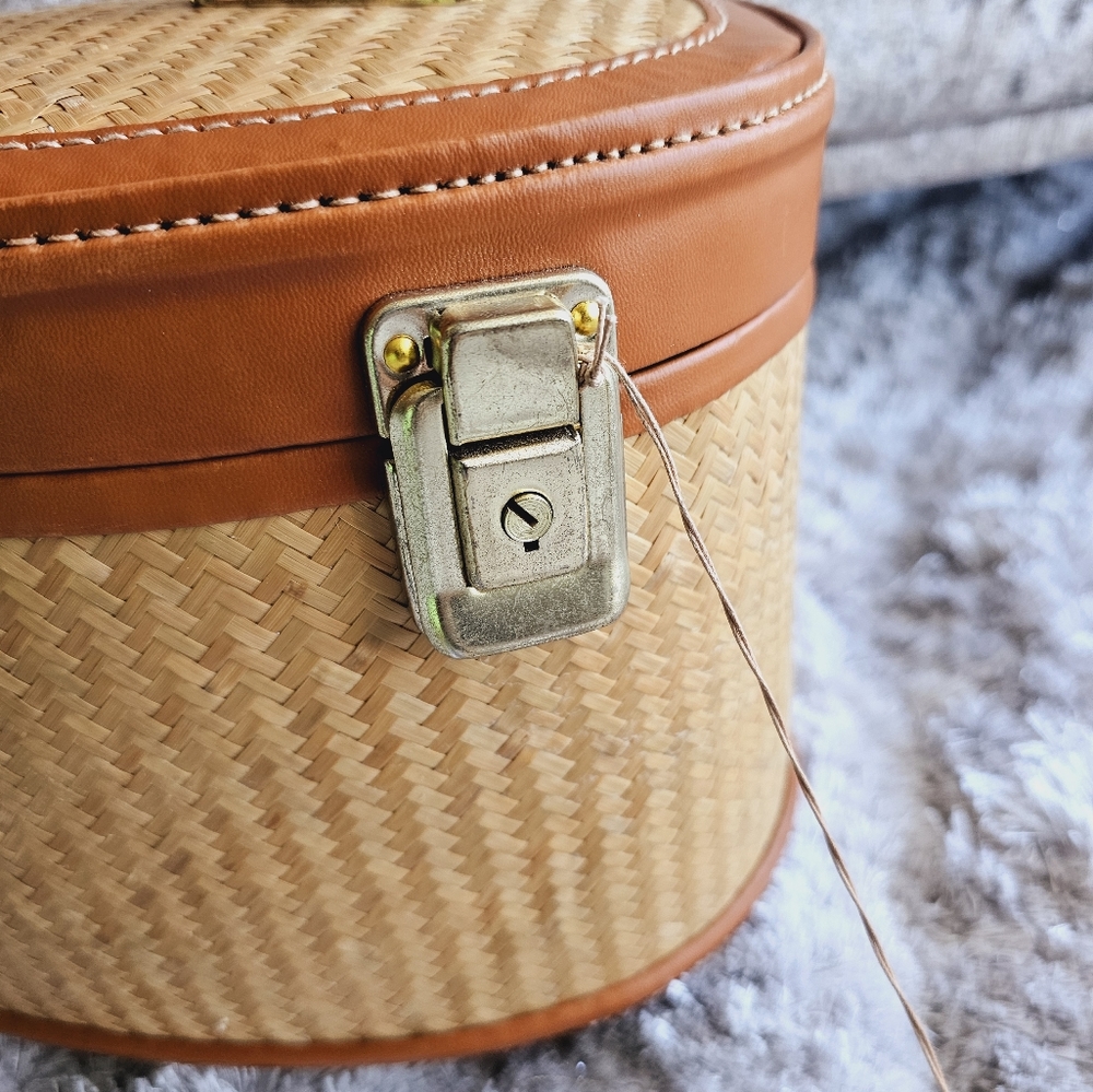 Cosmetic/Handbag - Picture 5 of 9